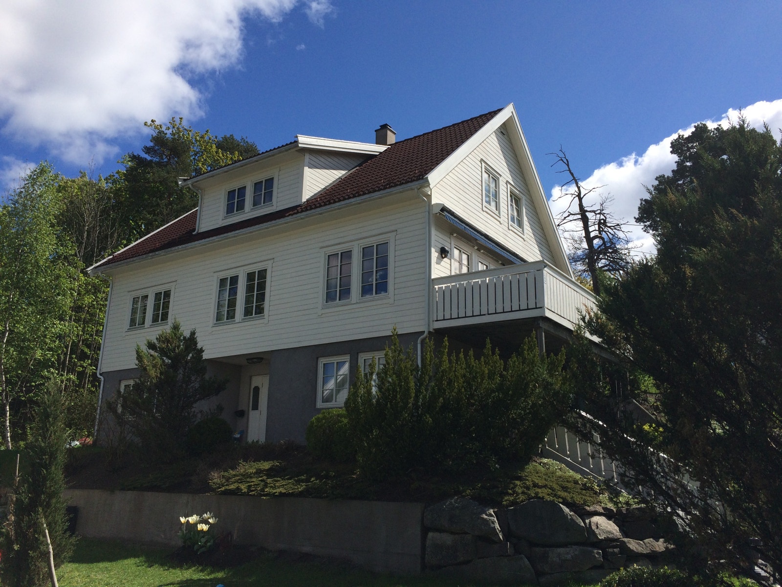 Leiligheten ligger i høyre del av sokkeletasjen Galleribilde