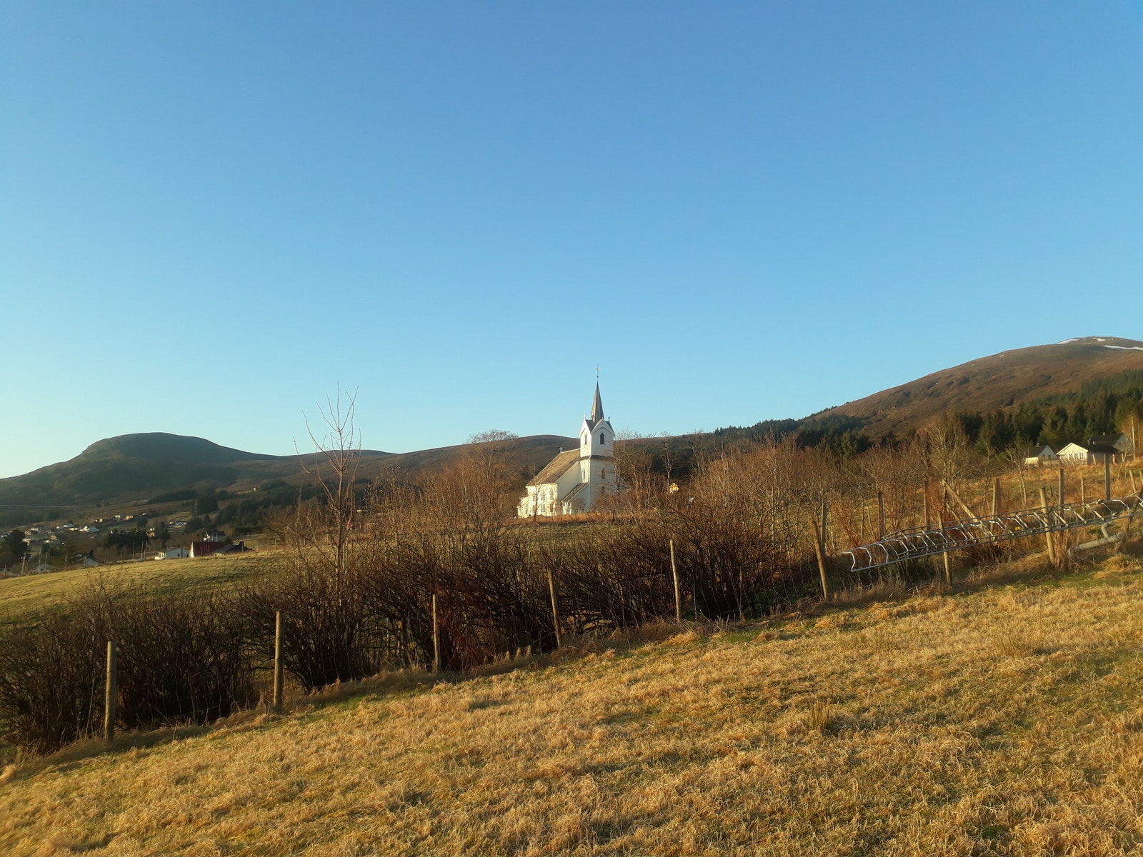 Utsikt mot kyrkja frå tomt 6 og 7 Galleribilde