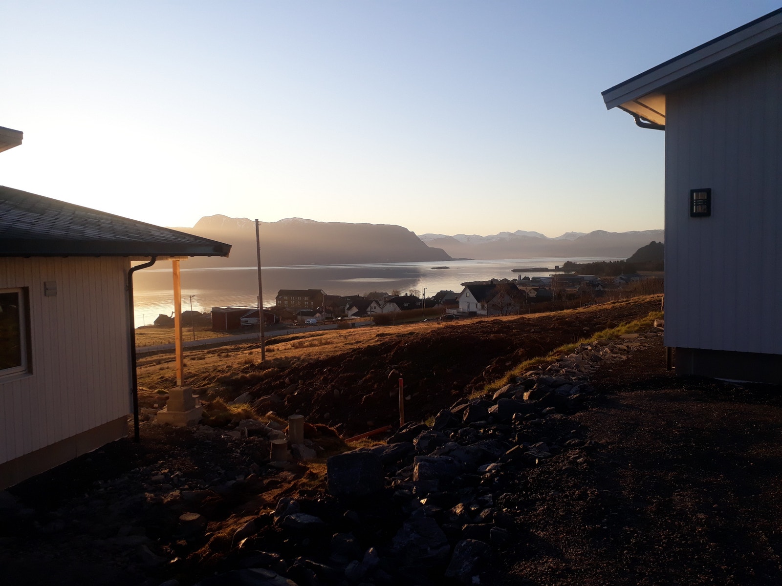 Mellom husa på tomt 5 og 8 ser ein tomt 6 Galleribilde