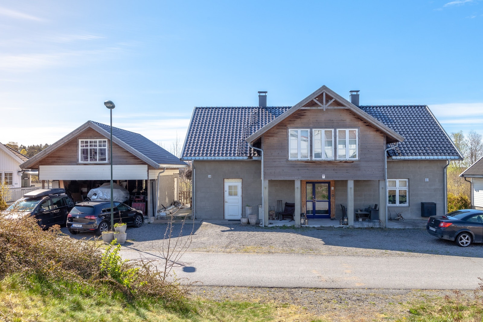 Inngangsparti og parkeringsplass for to biler Galleribilde