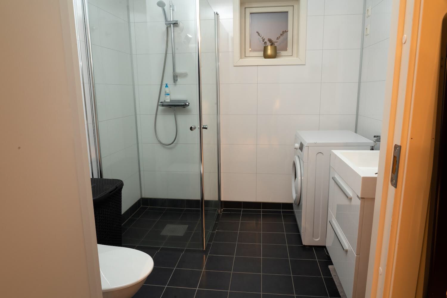 Bad med mulighet for vaskemaskin Galleribilde