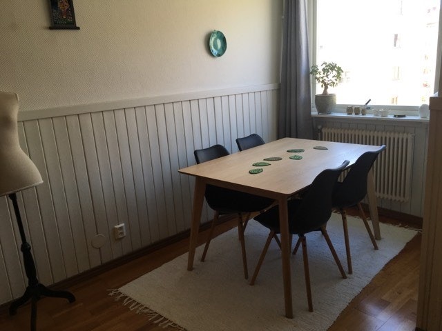 Hyggelig plass ved vinduet, som for eksempel kan brukes til spiseplass eller hjemmekontor Galleribilde