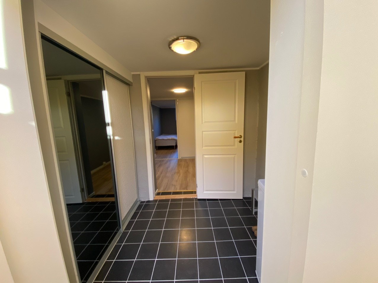 Gang med garderobe Galleribilde