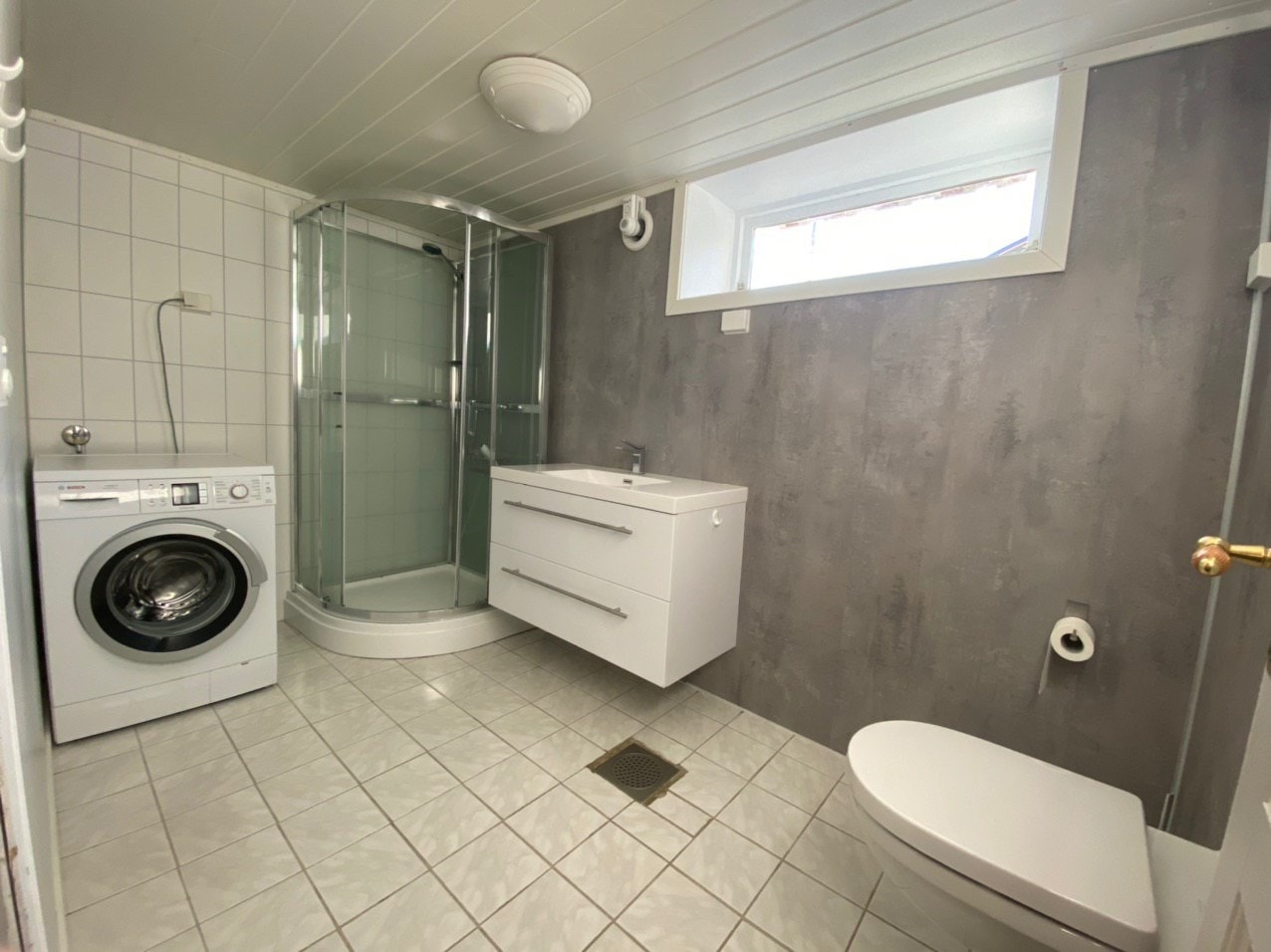 Bad med vaskemaskin Galleribilde