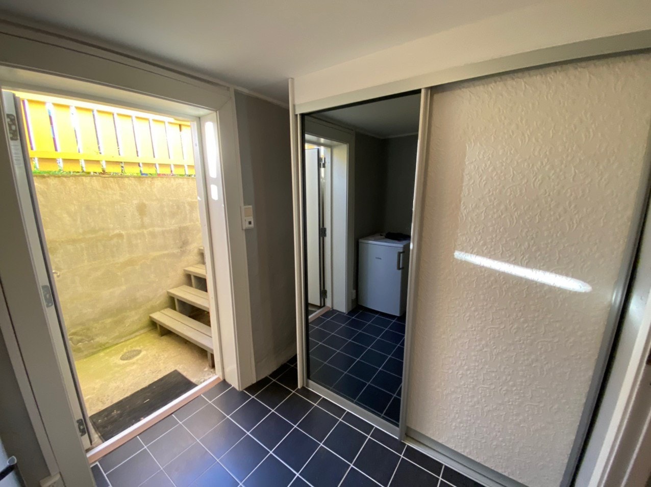 Gang med garderobe Galleribilde