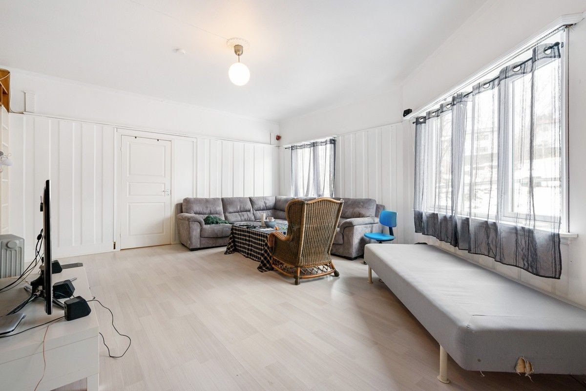 Stor felles stue med 55 tommer tv. Internett/fiber 1000/1000 linje og tv-kanaler er inkludert i leieforholdet. Galleribilde