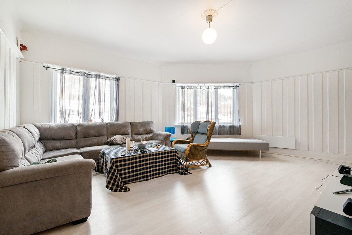 Stor felles stue med 55 tommer tv. Internett og tv-kanaler er inkludert i leieforholdet. Det er to sofaer og 2 stuebord i dette rommet. Galleribilde