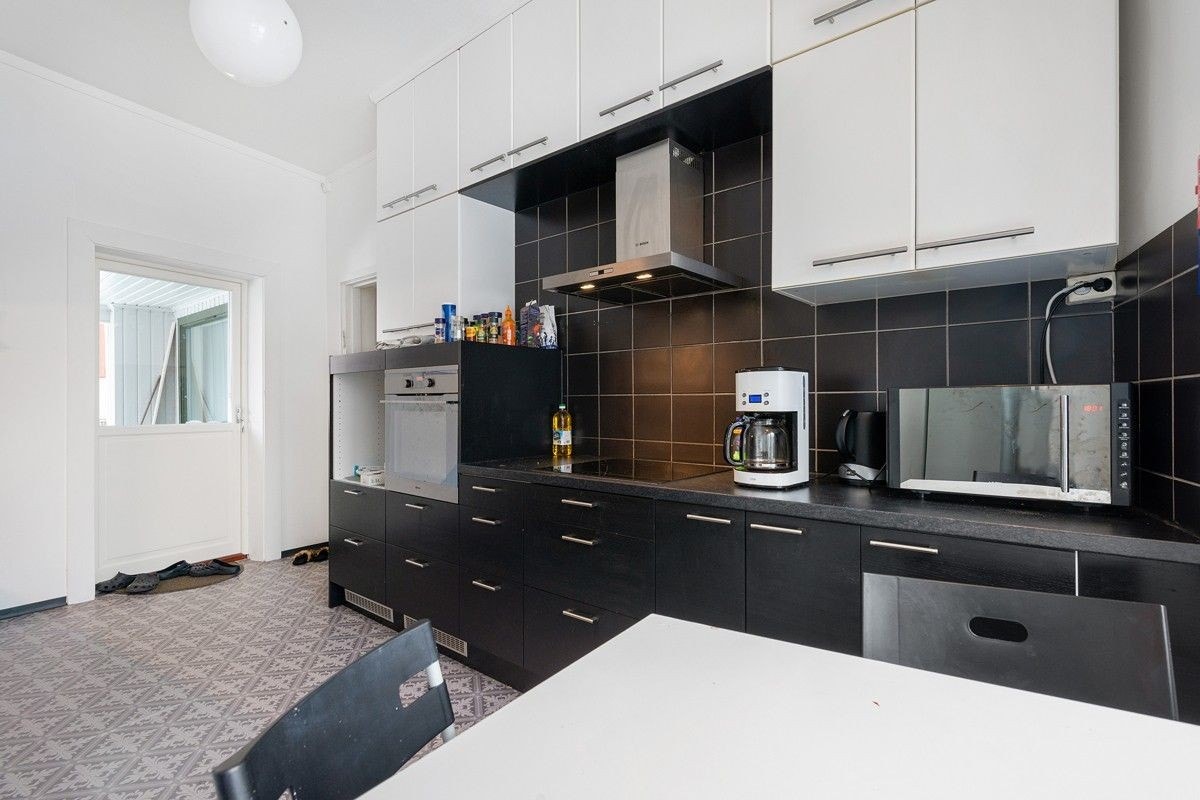 Nyere kjøkken. Det er flere kjøleskap og frysere. 2 komfyrer. Oppvaskmaskin og micro mv. Galleribilde