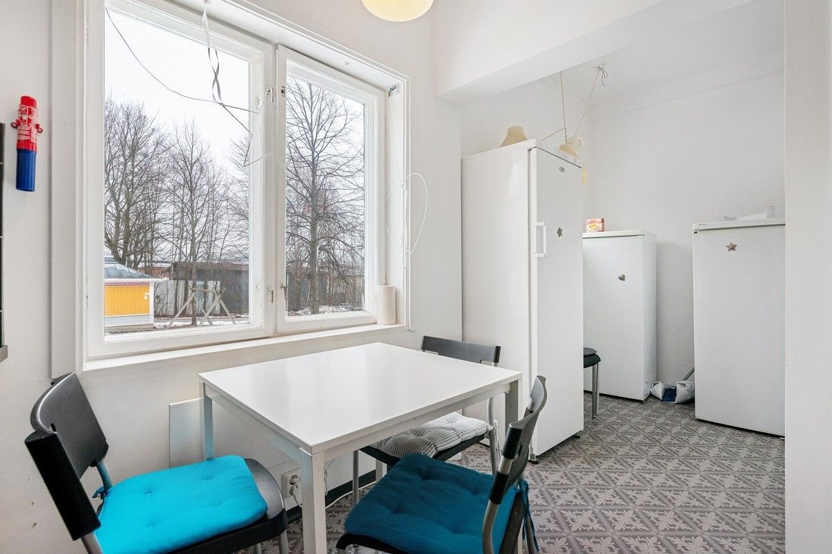 Egen frokostbord på kjøkkenet samt plass til flere kjøleskap og frysere. Galleribilde