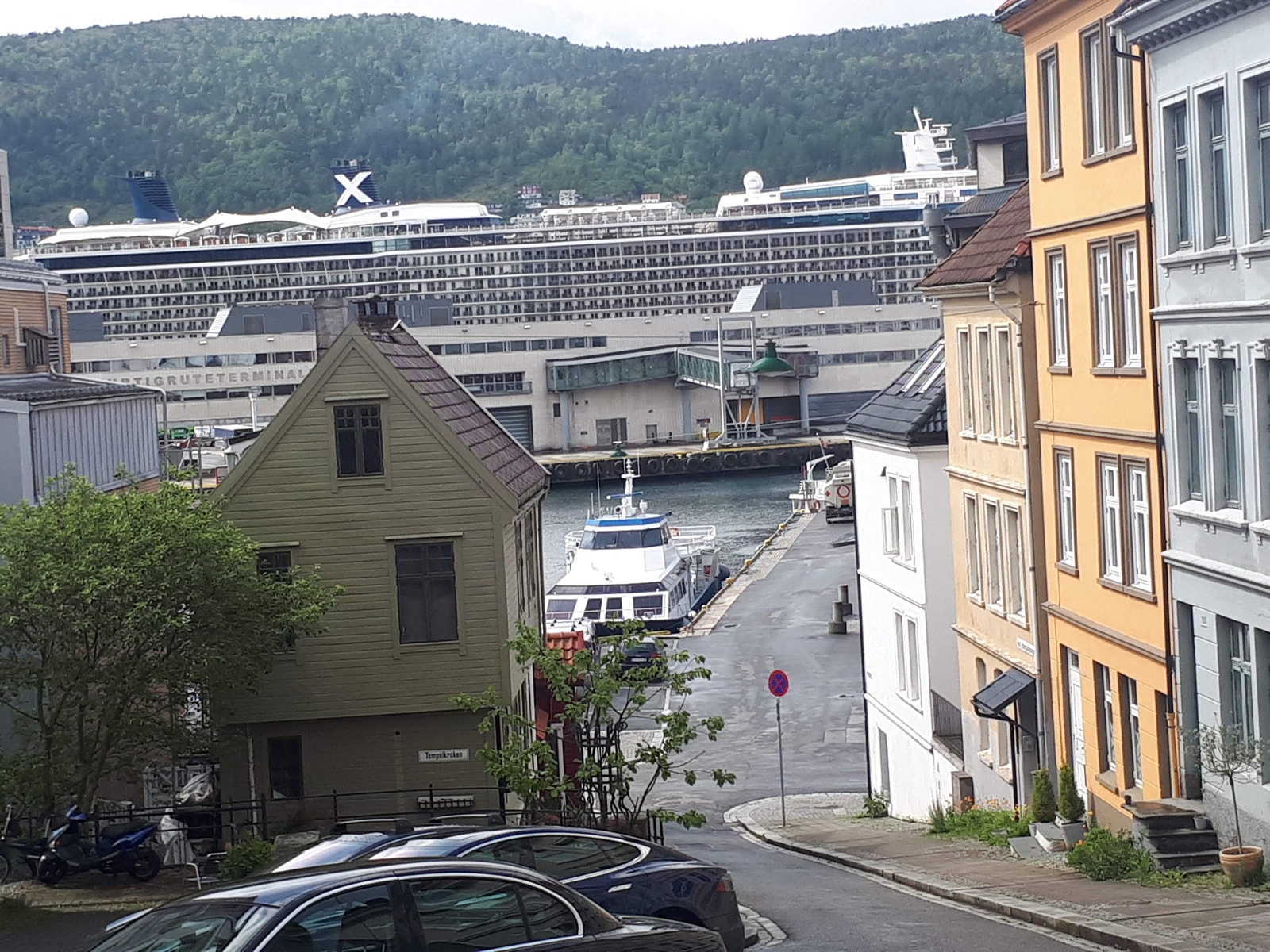 Utsikt til cruiseskip. Huset nede til høyre Galleribilde