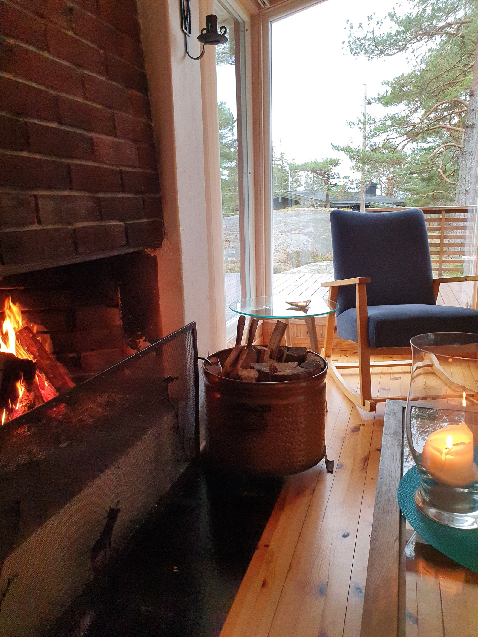 Mormors gamle gyngestol, tett på naturen. Galleribilde