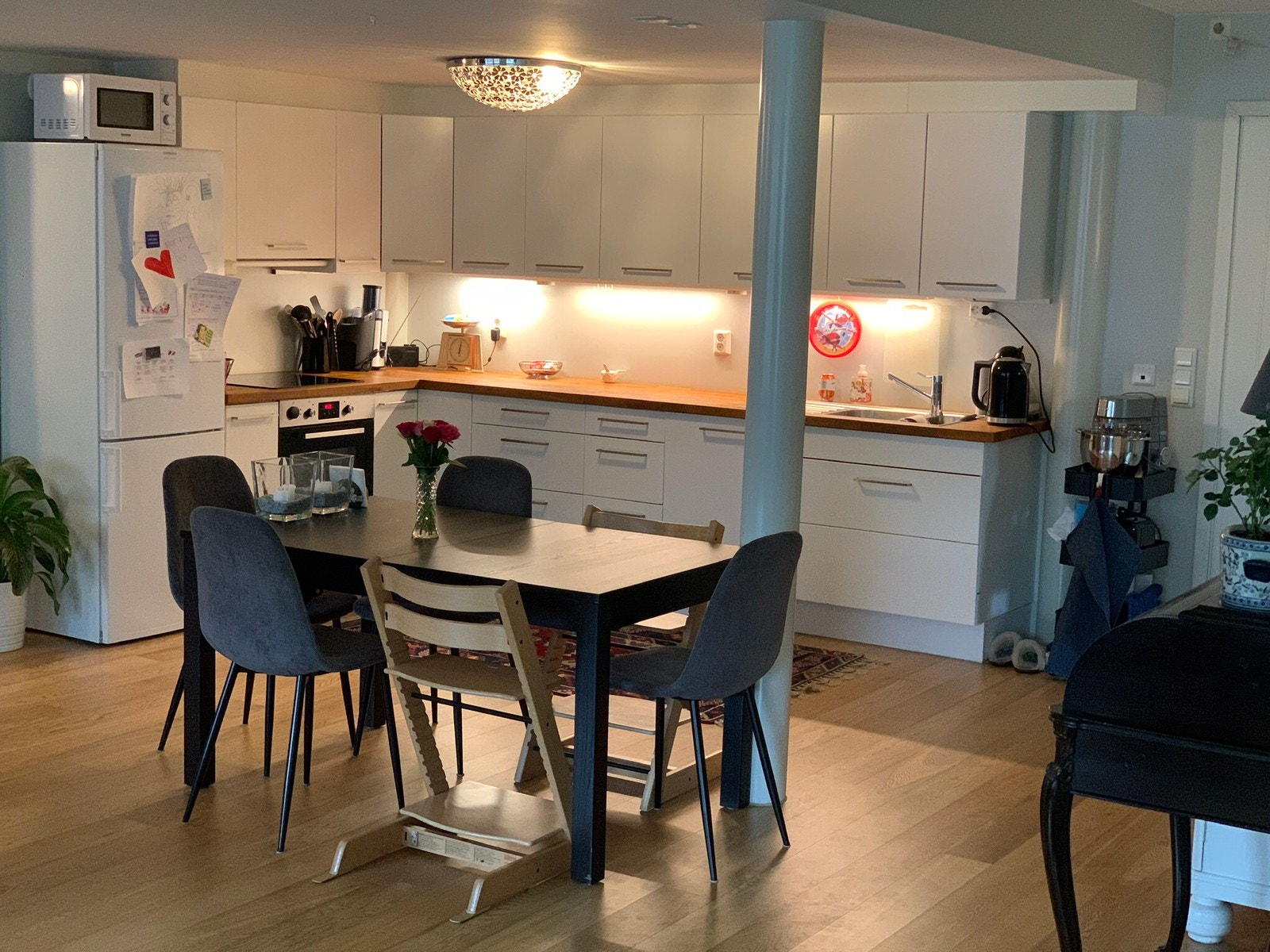 Kjøkken og spisested / Kitchen and dining area Galleribilde