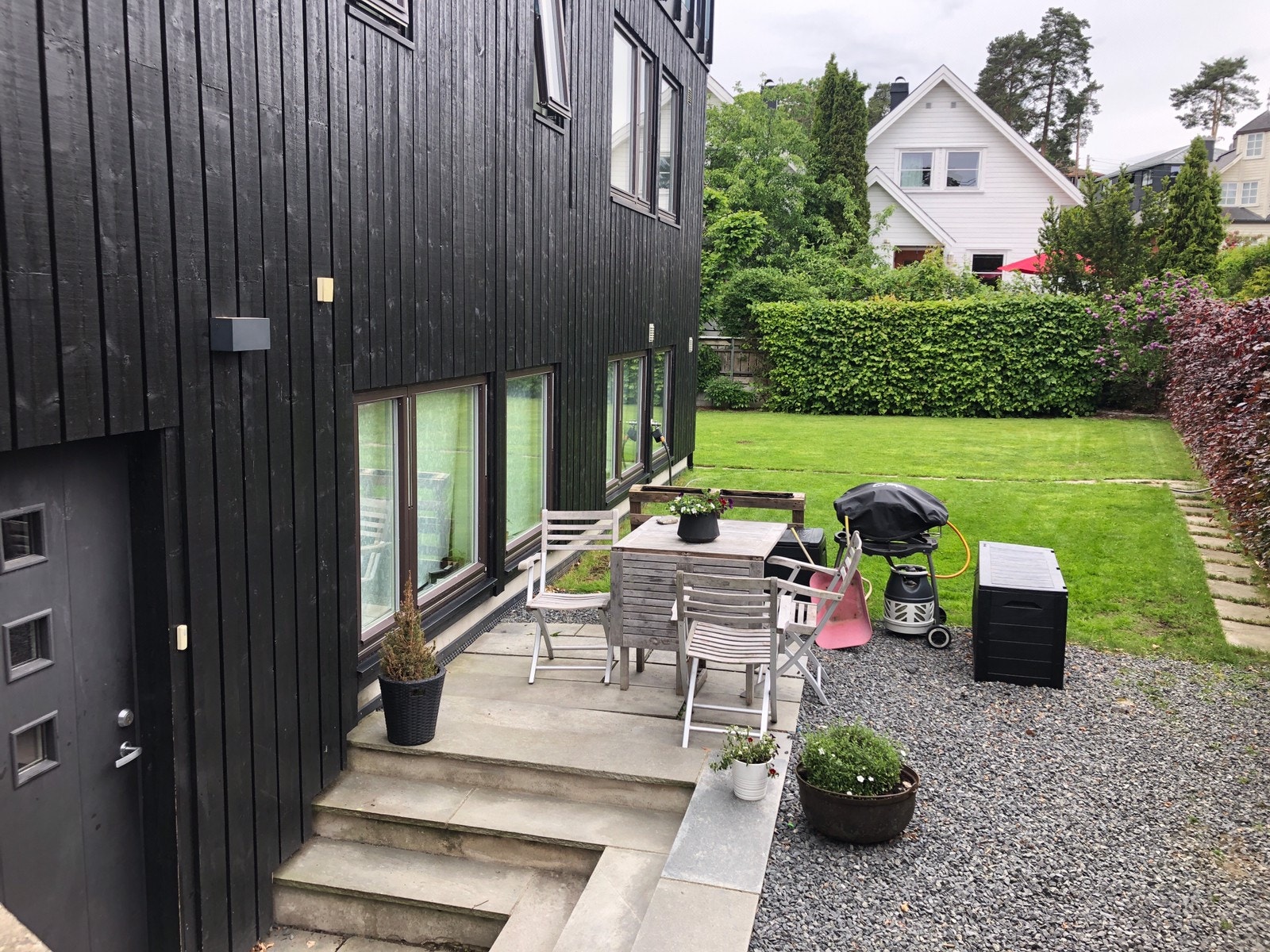 Inngang med uteområde/ Entrance with outside garden area Galleribilde