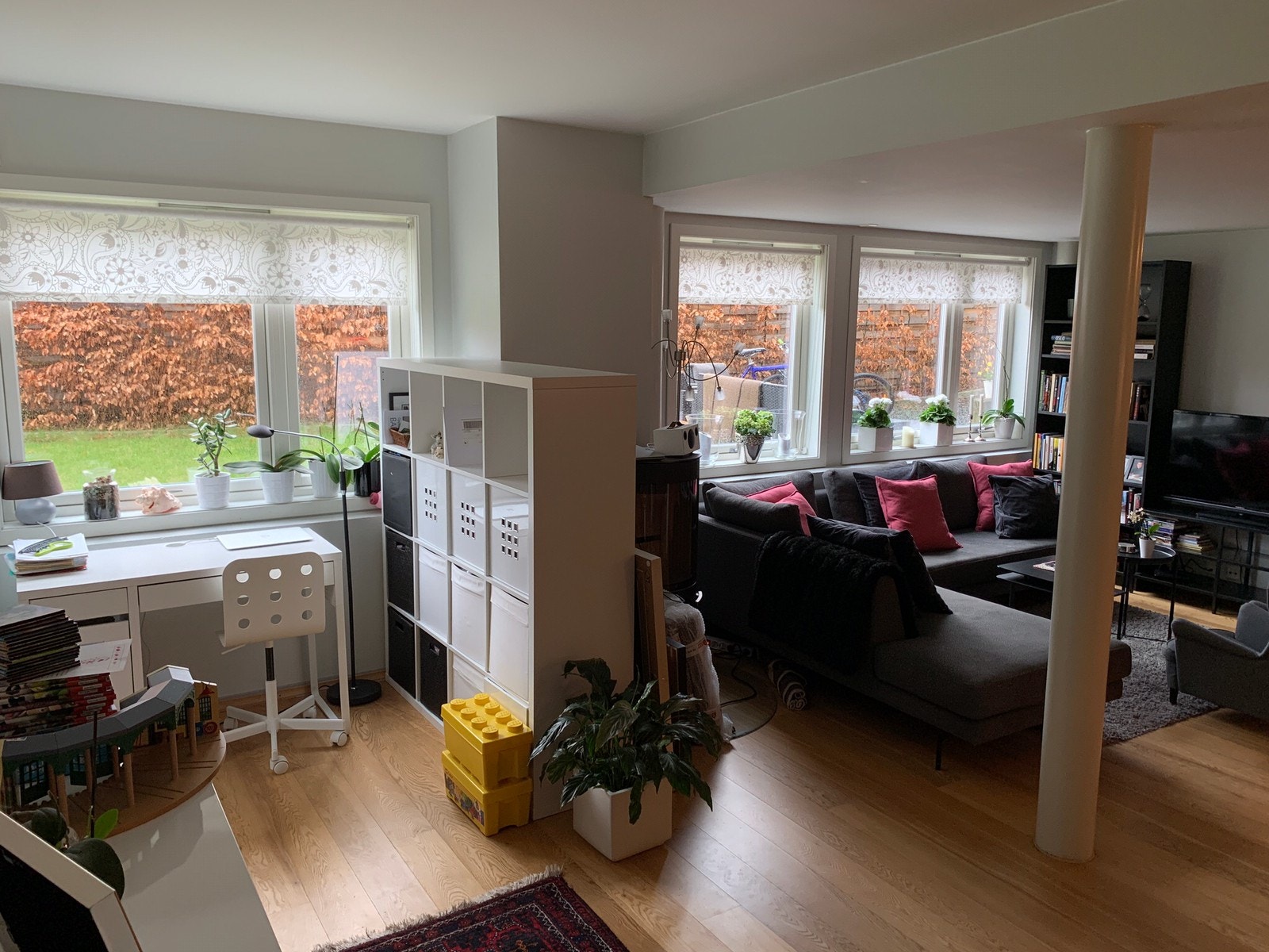 Stuevindusplass / Living room window area Galleribilde