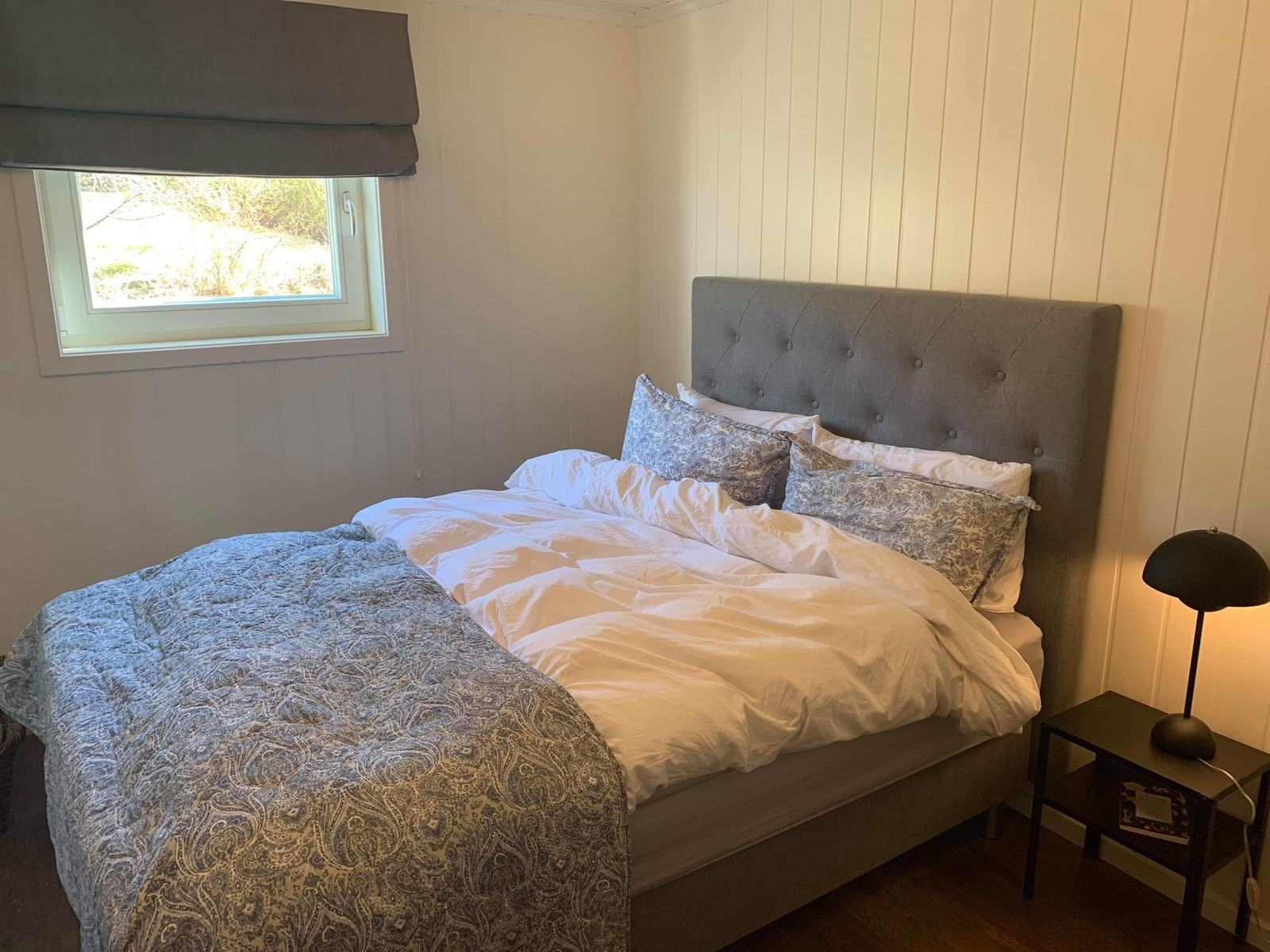 Romslig soverom med plass til både dobbeltseng og oppbevaring. Galleribilde