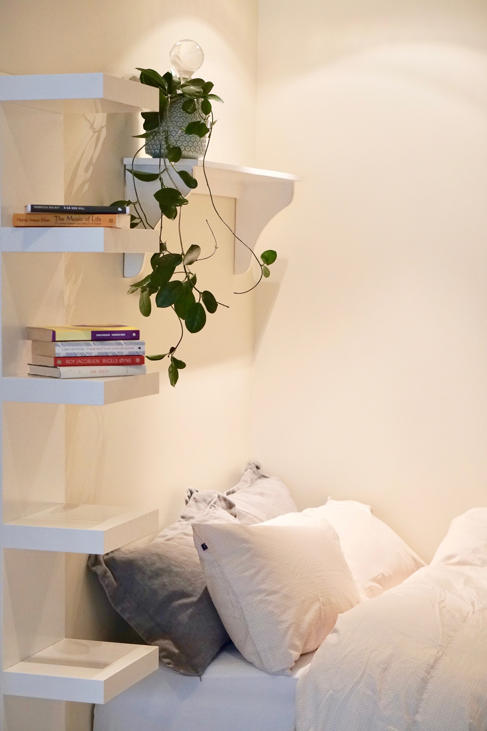 Delikat sovealkove med hyller, garderobe og 120cm rammemadrass Galleribilde