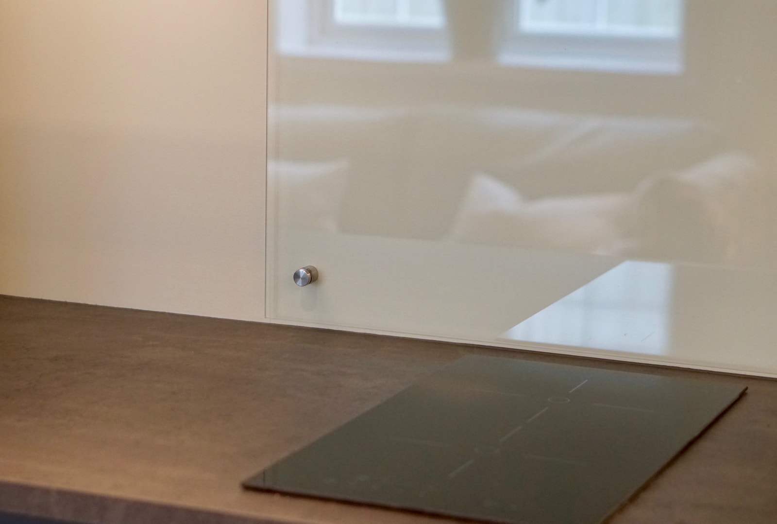 Glass splashback og koketopp kjøkken Galleribilde