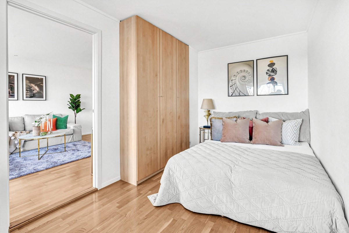 Soverommet har rikelig plass til dobbeltseng og garderobe Galleribilde