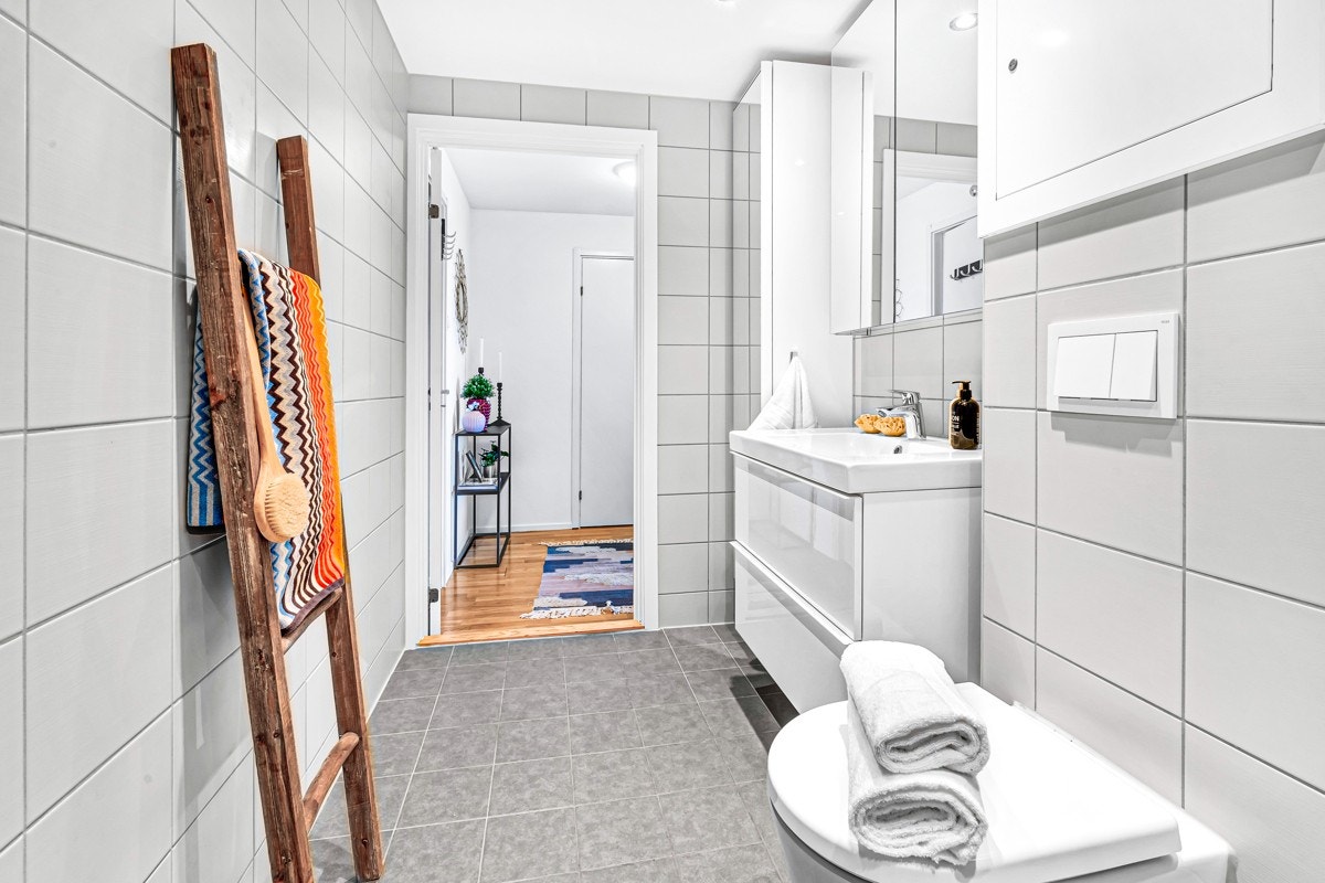 Badet inneholder servantskap, dusjnisje og speilskap Galleribilde