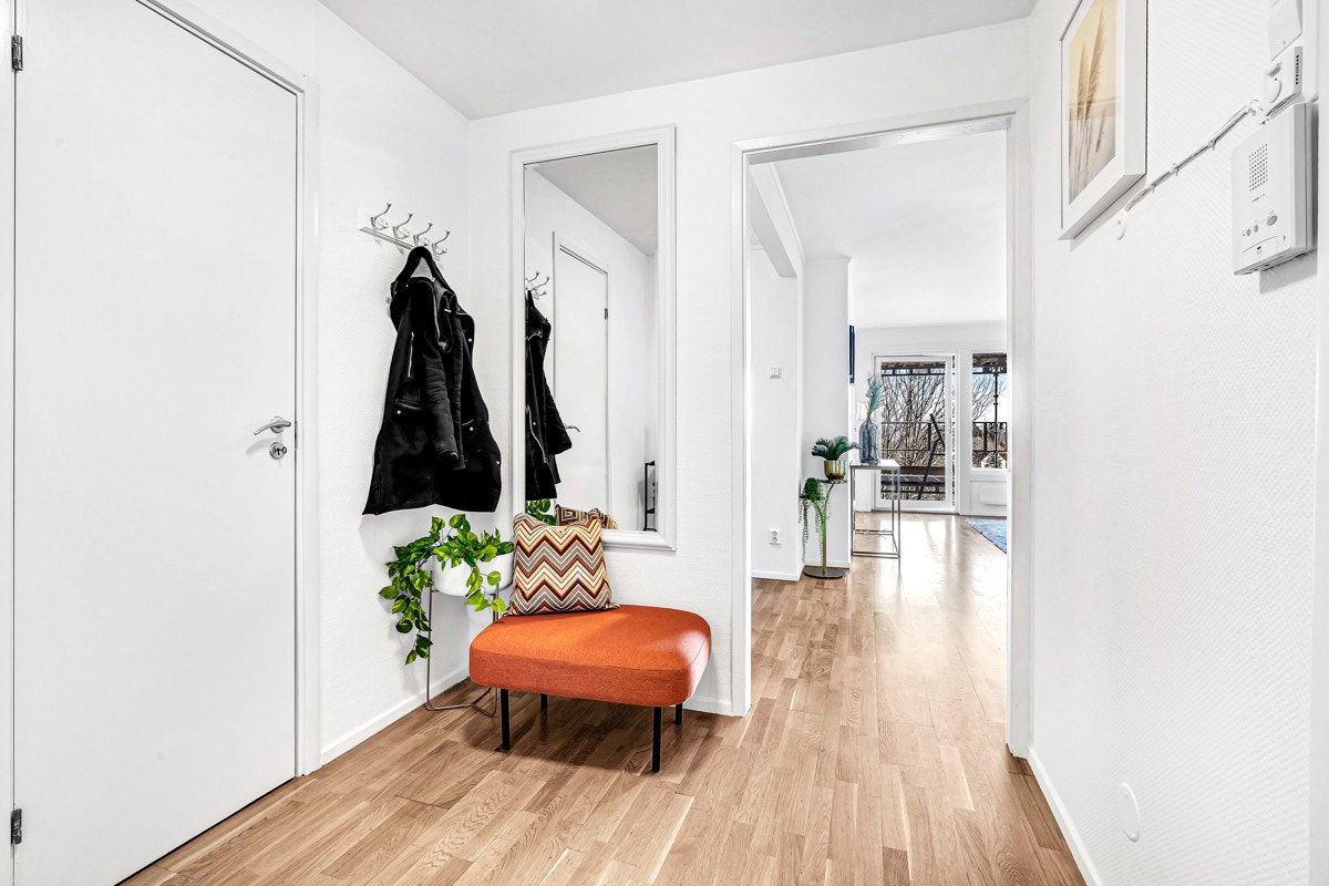 Entreen er romslig med god plass til sko- og yttertøy Galleribilde