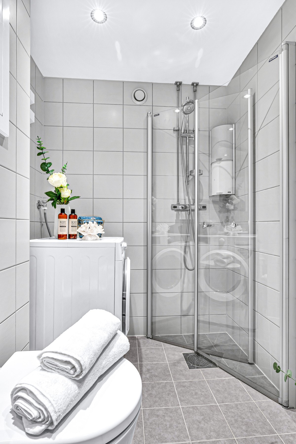 Moderne baderom med gulvvarme og opplegg for vaskemaskin Galleribilde