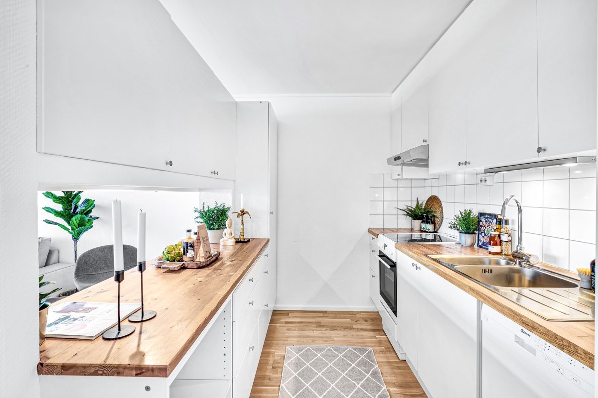 Kjøkkenet har rikelig med oppbevaringsplass. Galleribilde