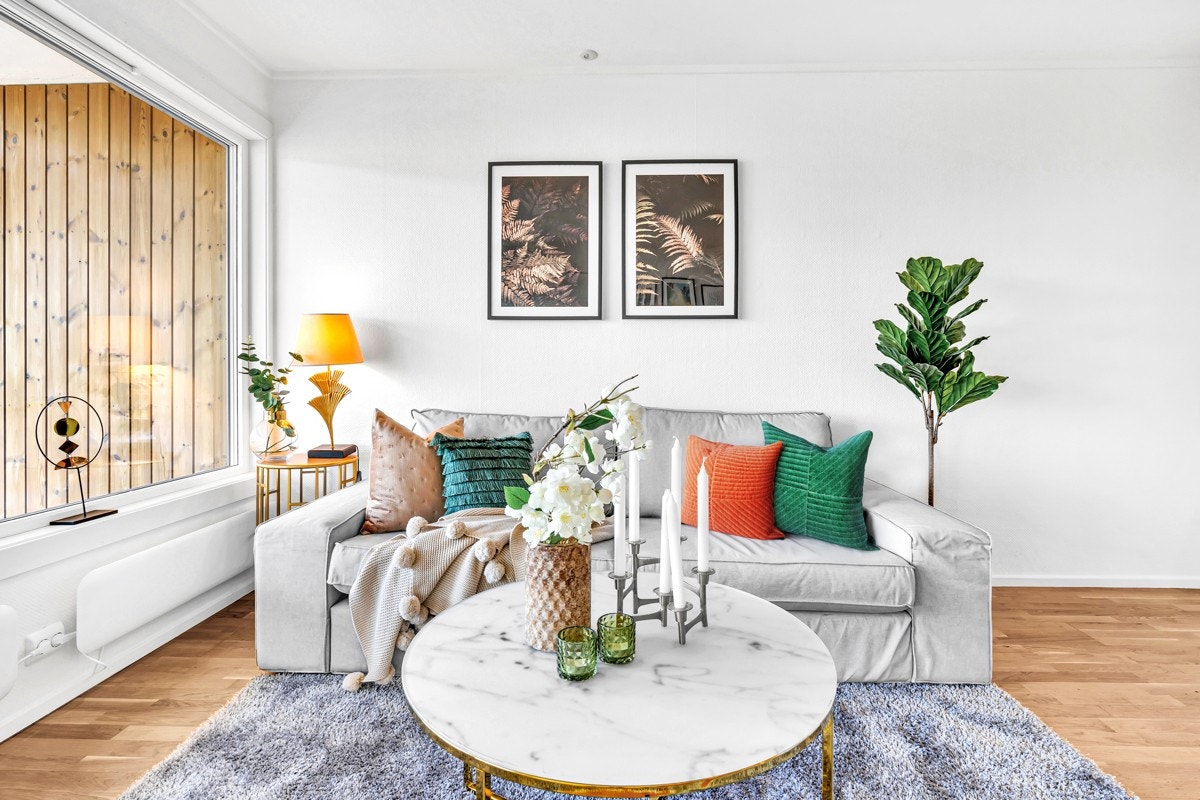 Stuen har god plass til sofa gruppe og tilhørende møblement Galleribilde