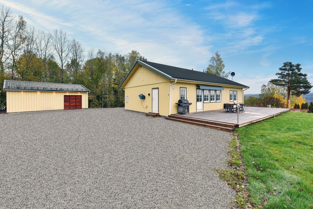Solrik tomt på hele 2,4 mål. Galleribilde