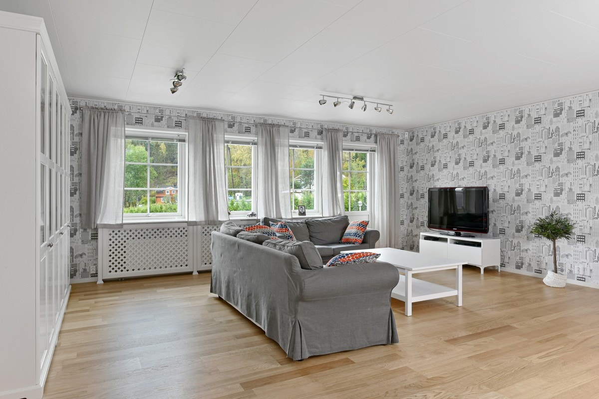 Rommet er enkelt å møblere og har god plass for både sofa og spisebord. Galleribilde