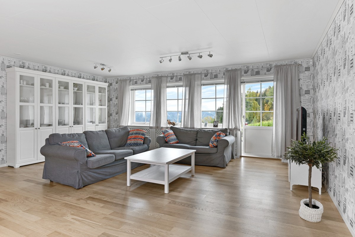 Stuen oppleves lys og luftig. Galleribilde