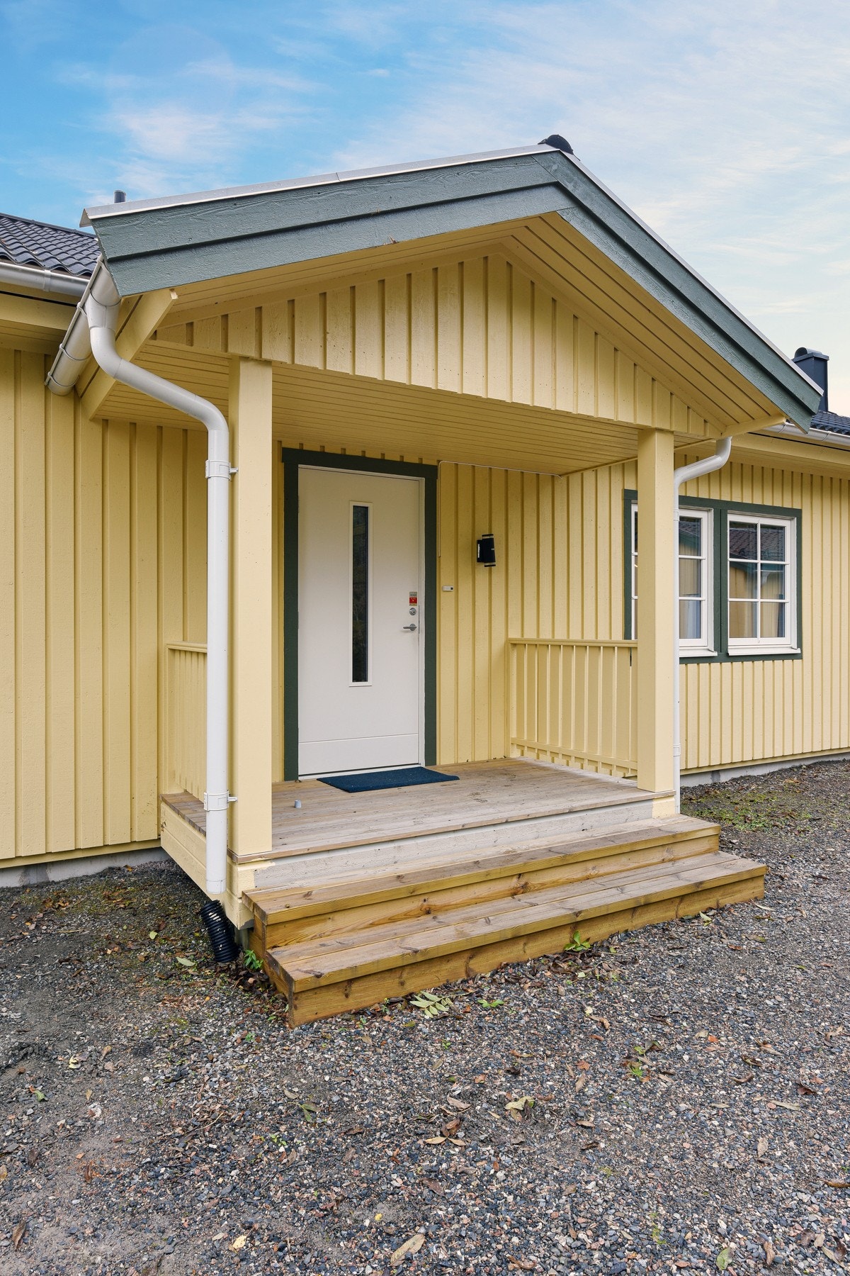 Boligen har adkomst via et overbygd inngangsparti. Galleribilde