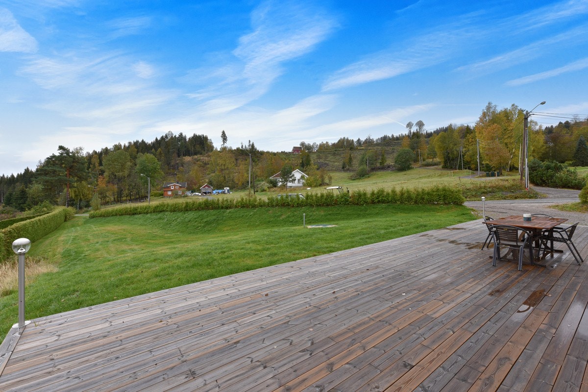 Det er nok av boltreplass i den fine hagen. Galleribilde