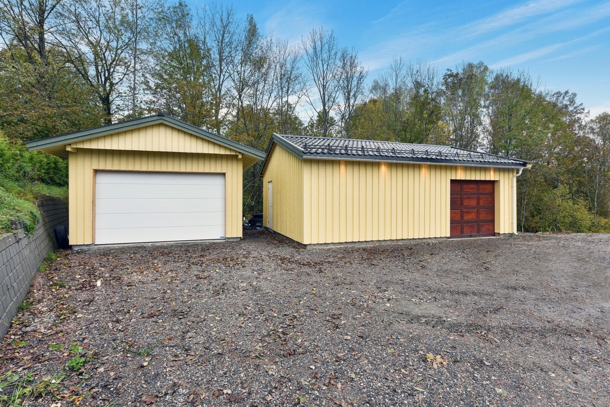 Det er parkering på singlet gårdsplass og i to garasjer. Galleribilde
