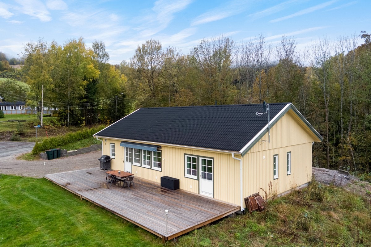Fremfor huset er det en stor, sydøstvendt markterrasse. Galleribilde