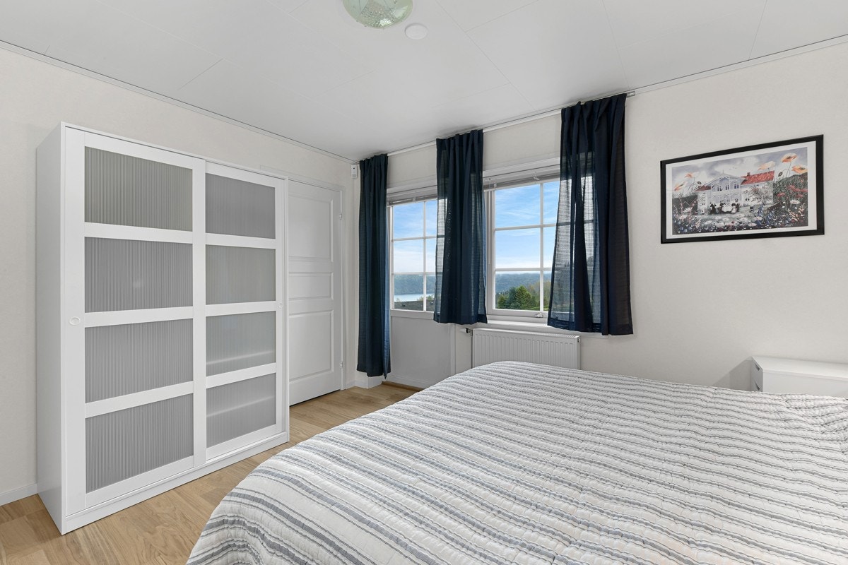 Hovedsoverommet er innredet med skyvedørsgarderobe og har ellers god plass for dobbeltseng. Galleribilde