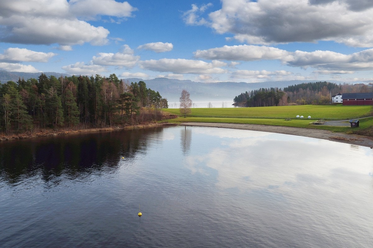 Kort vei til Holmenvika med langgrunn sandstrand. Galleribilde