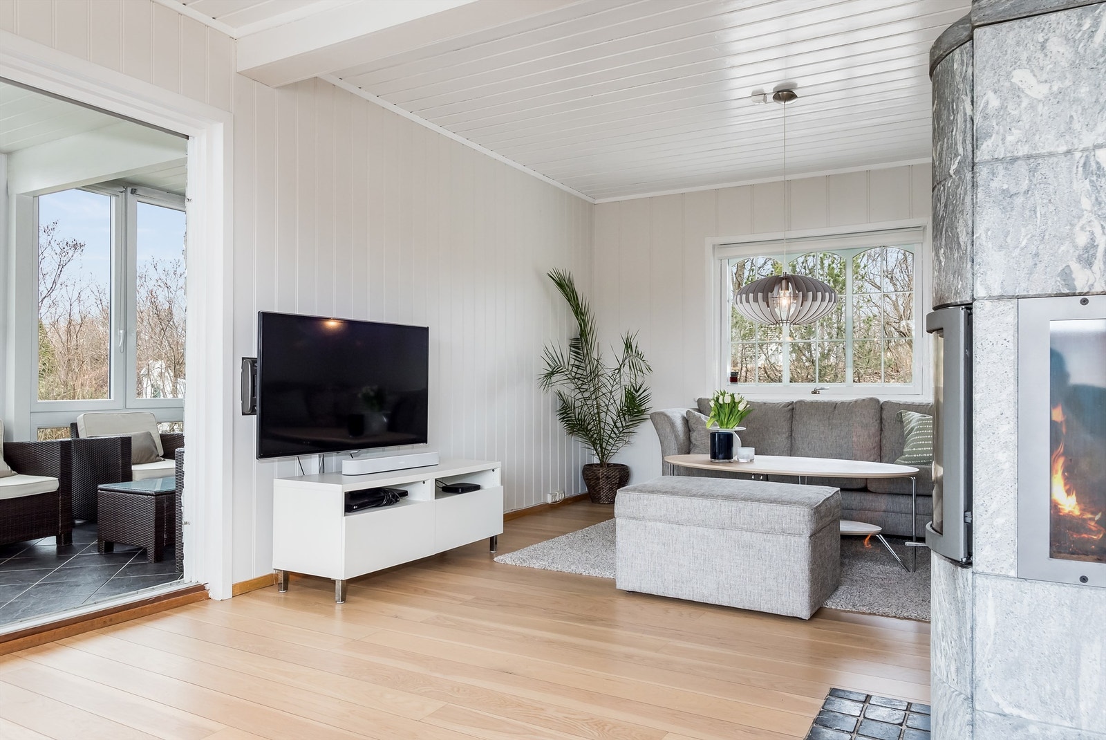 Stor vinkelstue med klebersteinsovn Galleribilde
