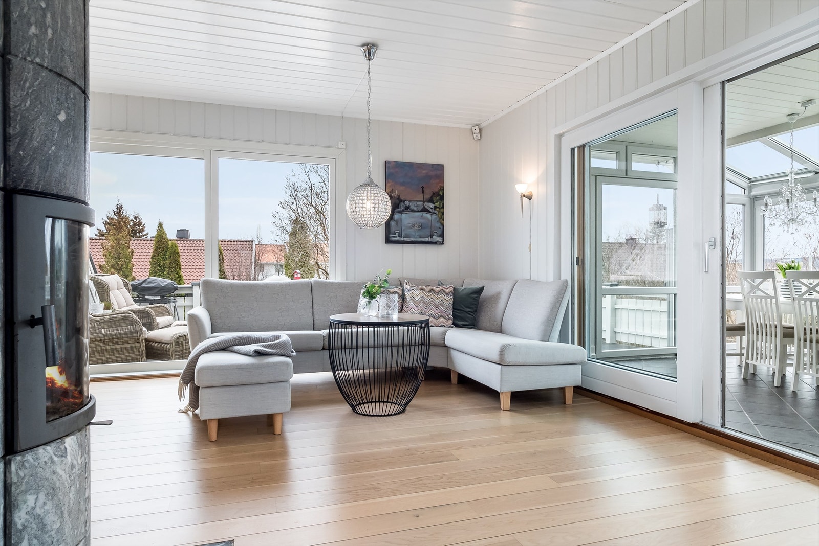 Stor vinkelstue med klebersteinsovn Galleribilde