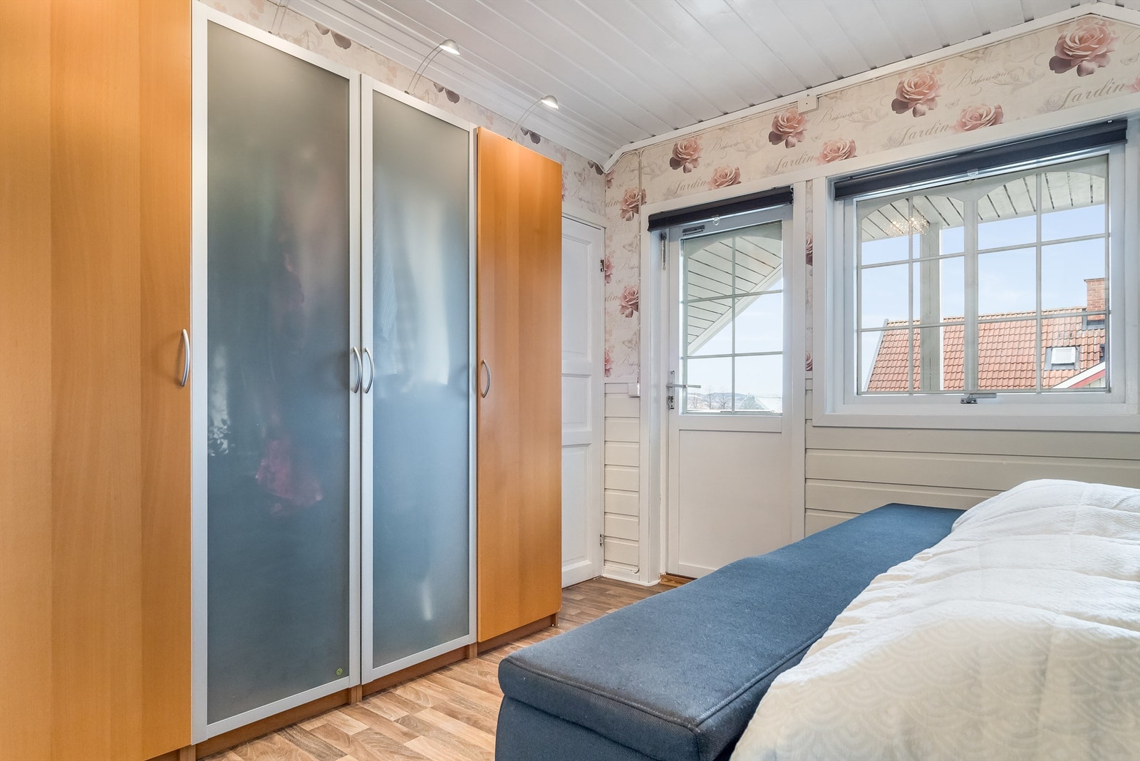 Soverom med garderoberom og utgang til veranda Galleribilde