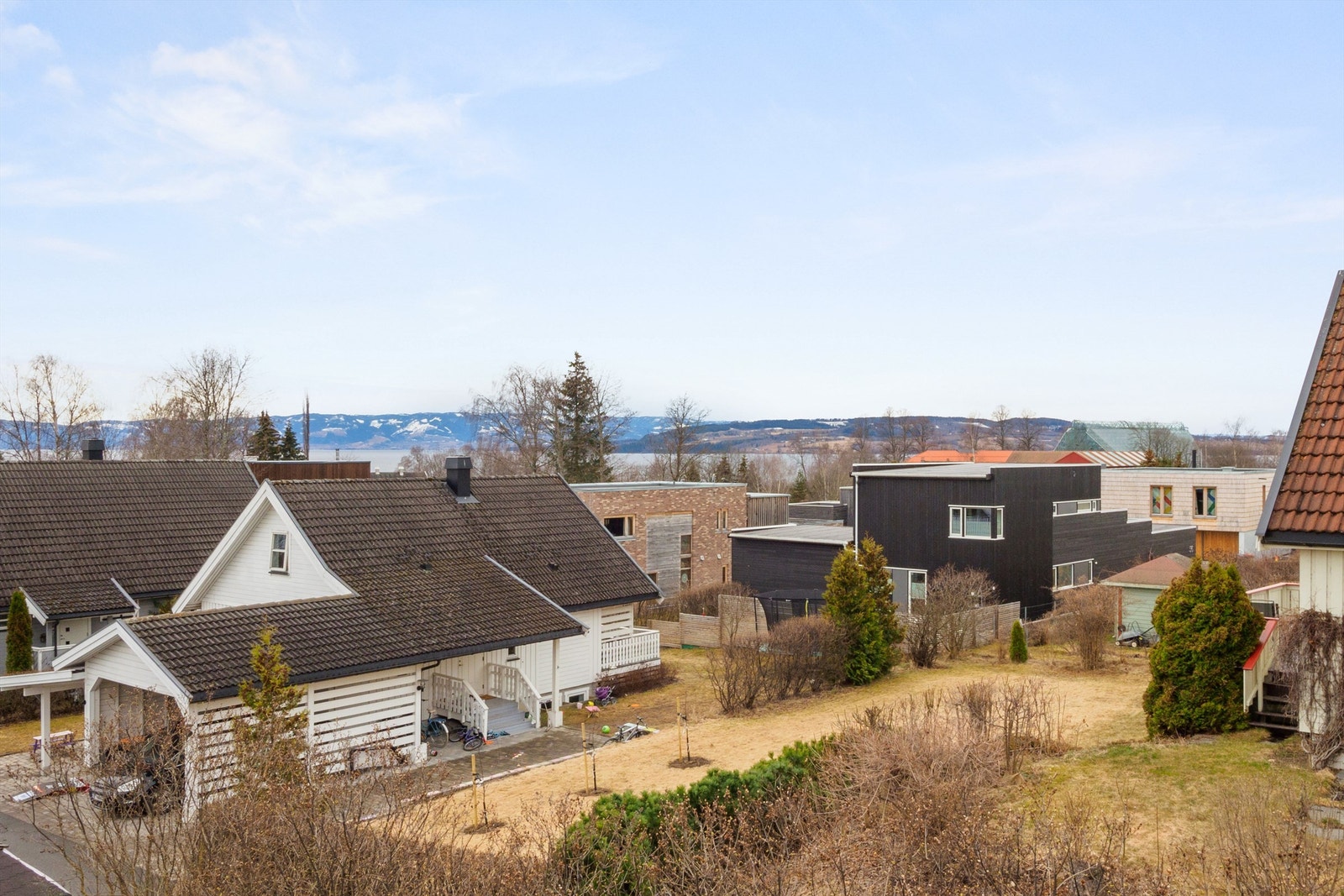 Vestvendt veranda med flott utsikt mot Mjøsa, Rosenlundvika og Domkirkeodden Galleribilde
