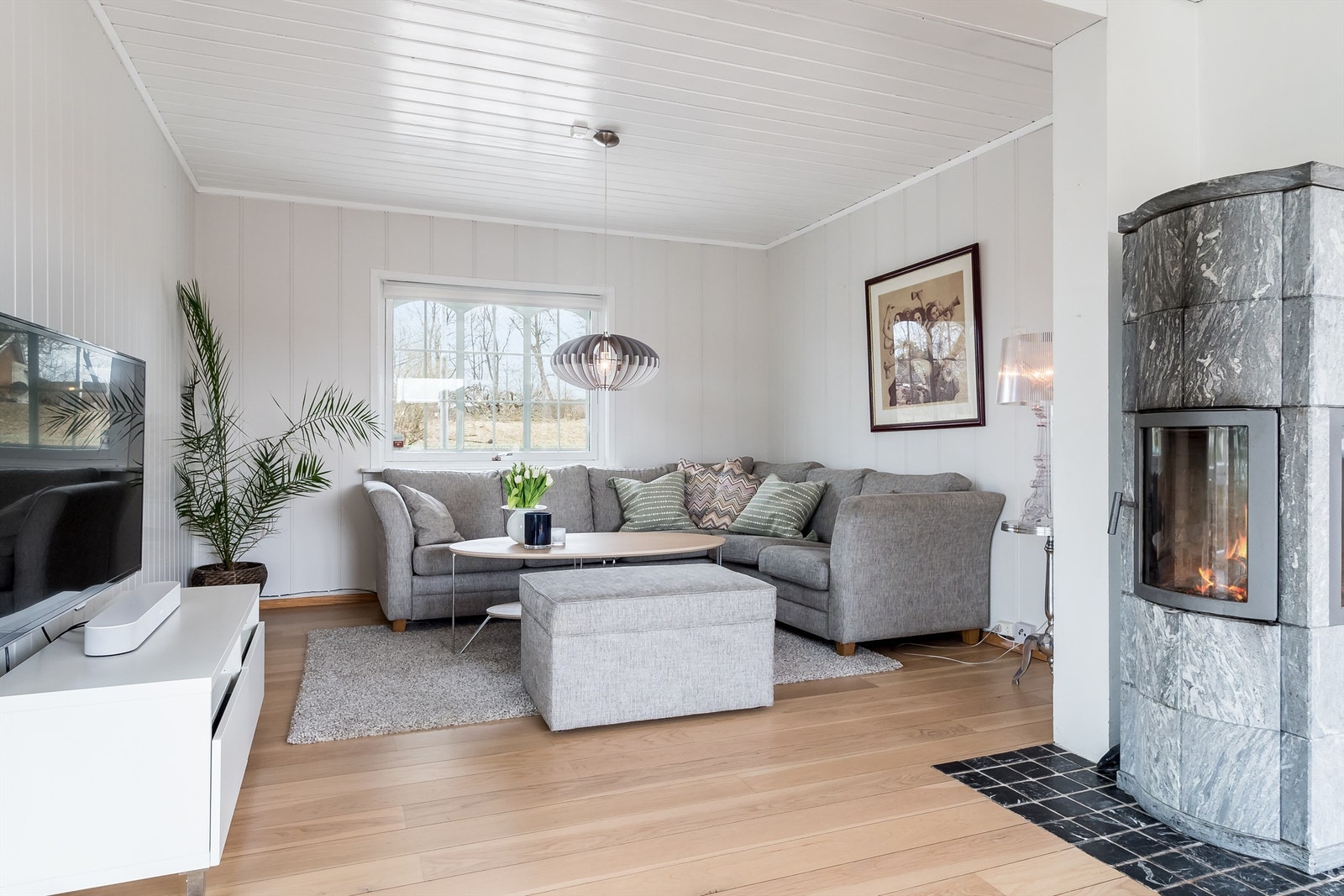 Stor vinkelstue med klebersteinsovn Galleribilde