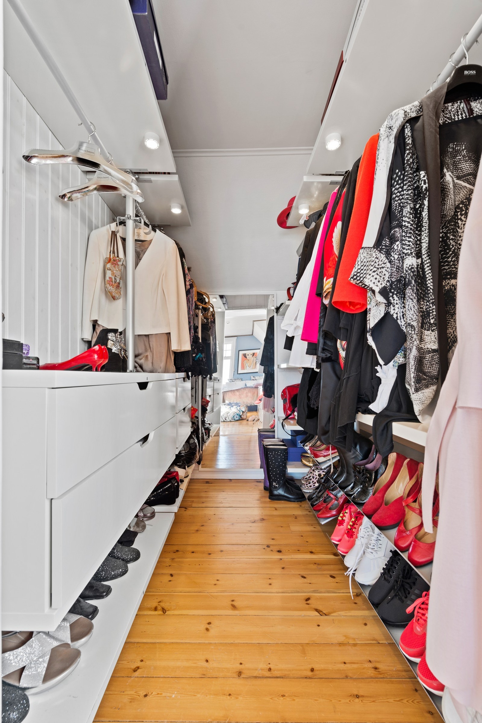 Rikelig med oppbevaringsplass til klær og sko. Galleribilde