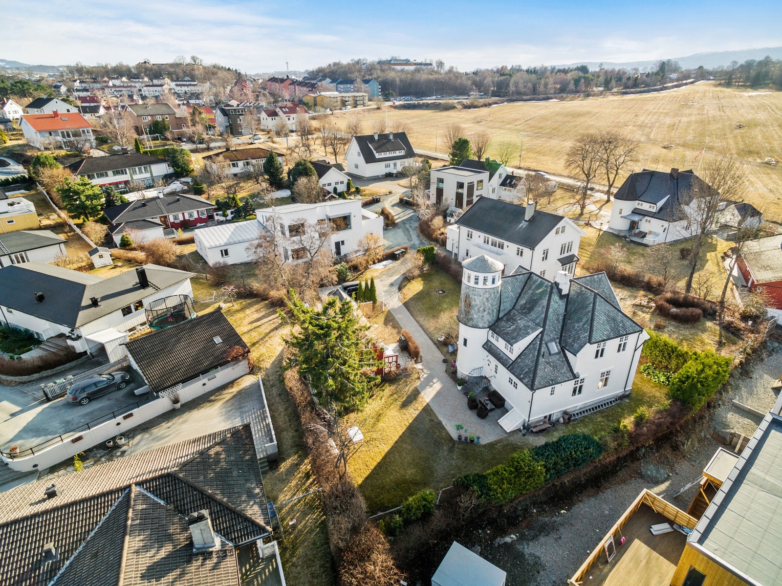 Huset ligger tilbaketrukket i Fagerheimveien, men er godt synlig fra Trondheimsfjorden og Ringvebukta. Galleribilde