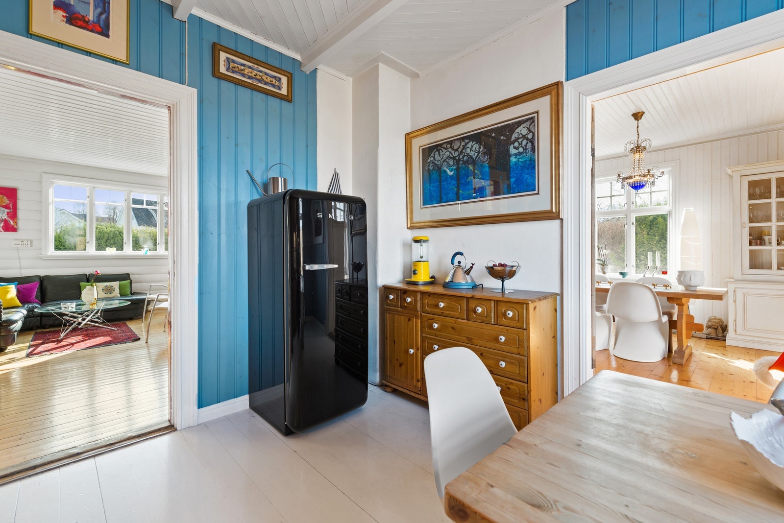 Det er også tilgang til kjøkkenet fra spisestuen og stuen, slik at kokken enkelt kan inkluderes under anretning av måltider. Galleribilde