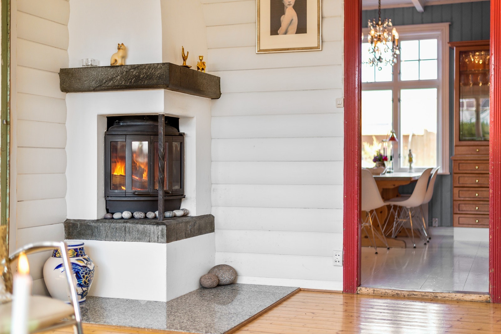 Peisen på stuen gir effektiv oppvarming, og en lun varme i huset i tillegg til trivelig stemning på høst- og vinterkvelder. Galleribilde