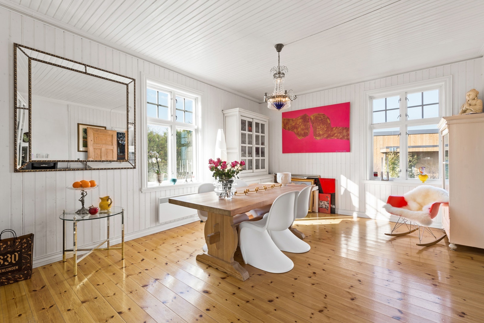 Spisestuen har plass til langbord, og blir nok et naturlig samlingspunkt for familie og venner. Galleribilde