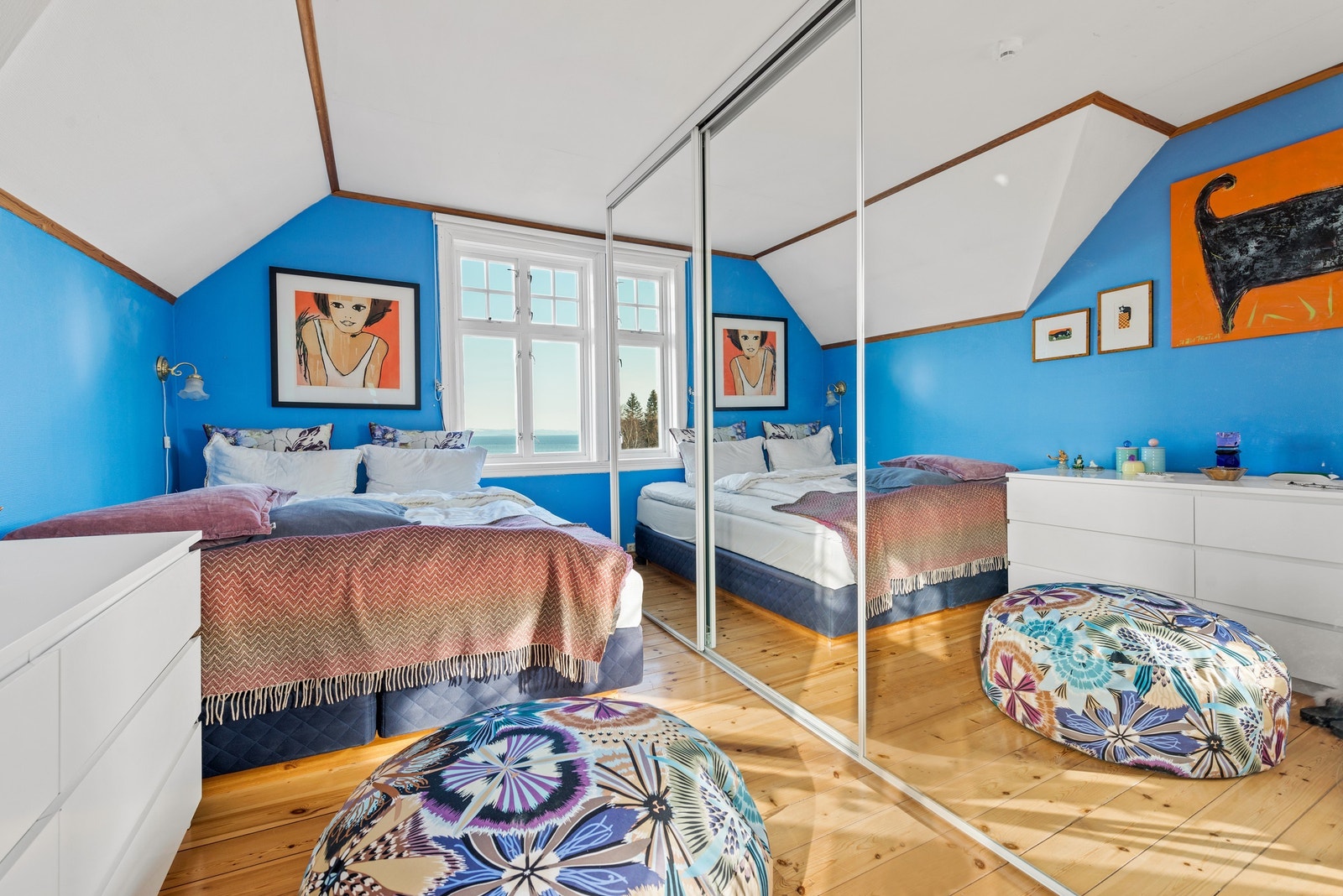 Hovedsoverommet har en stor, innebygget garderobeløsning med skyvedører og speilfronter. Galleribilde