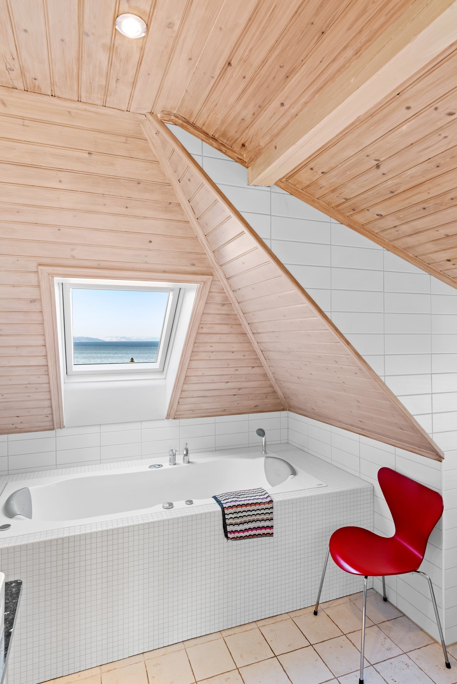 Badet er pusset opp i 2011, og er innredet med servant, badekar og vegghengt toalett. Galleribilde