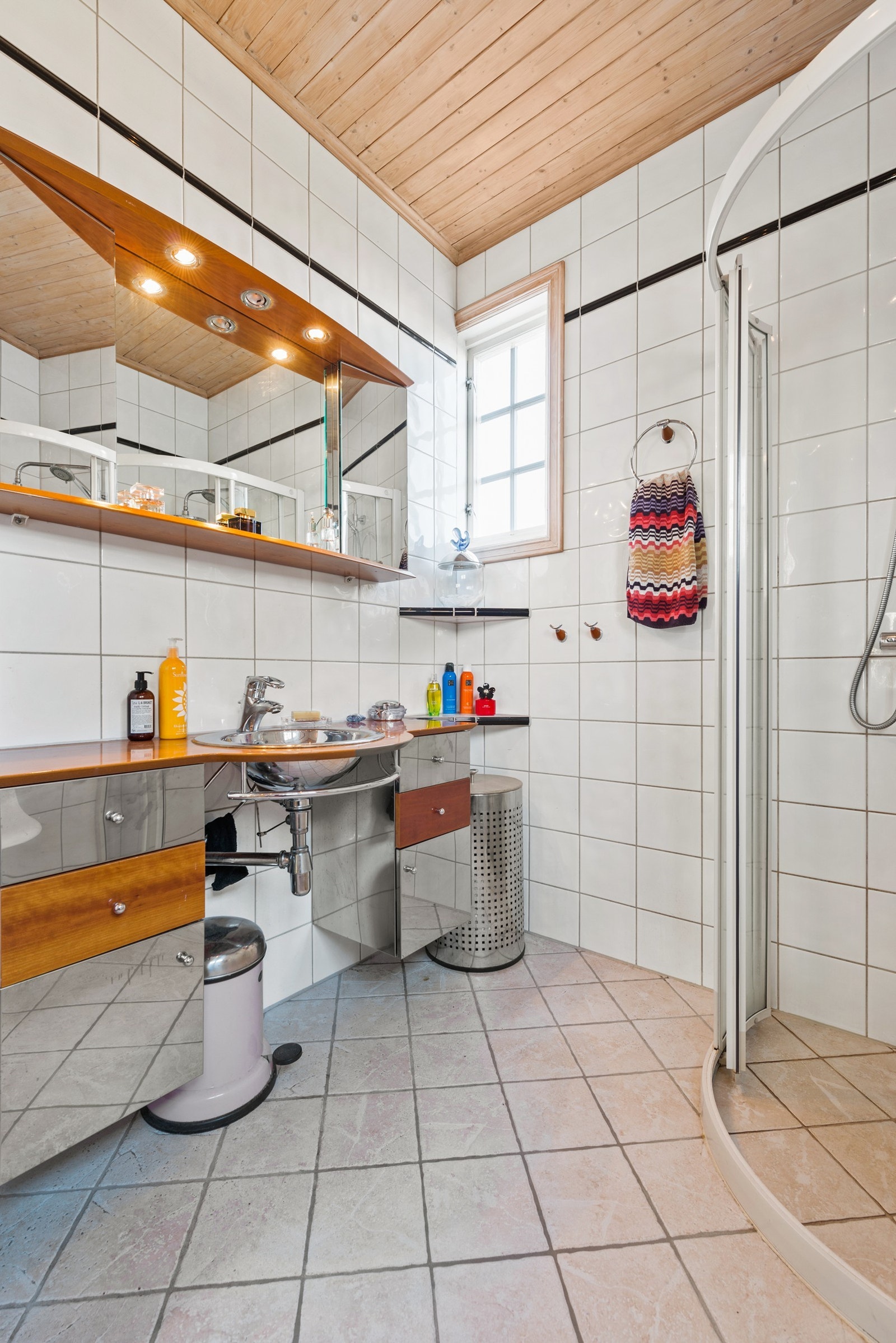 Badet er pusset opp i 2002 og er innredet med servant med servantskap, speilskap, dusjhjørne og toalett. Galleribilde