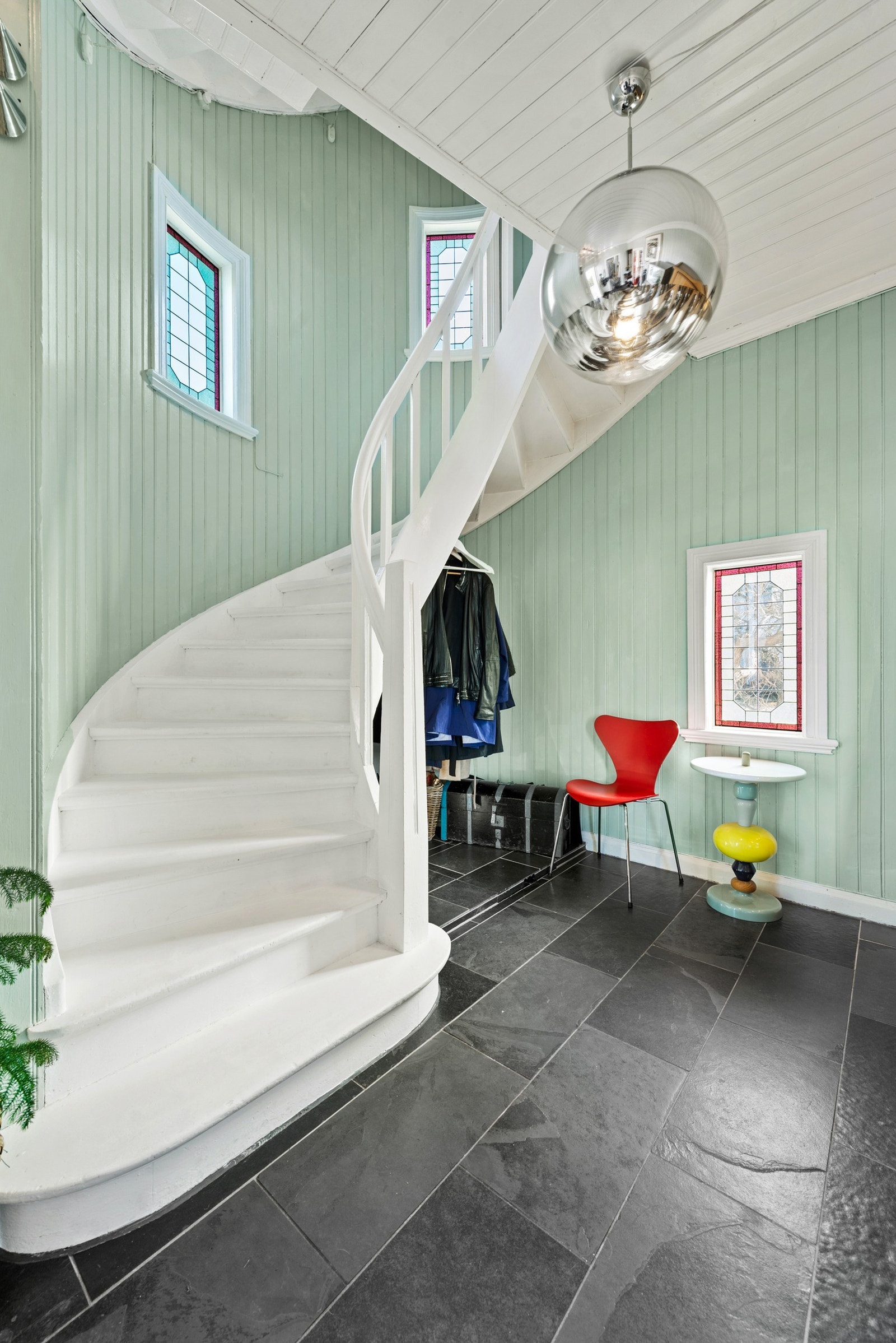 Du ønskes velkommen av en romslig hall med plass for garderobeløsning. Galleribilde